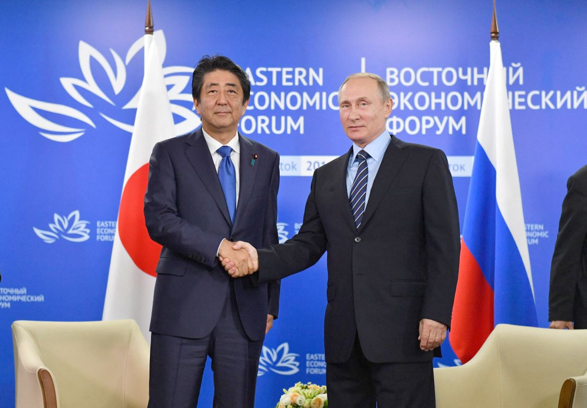 Abe Sinzó japán miniszterelnök és Vlagyimir Putyin orosz elnök a vlagyivosztoki találkozón 2016. szeptember másodikán – ekkor sem sikerült megegyezni a sziget-kérdésről  (forrás: Kentaro Aoyama / The Yomiuri Shimbun via AFP)