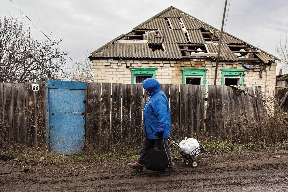 Egy asszony sétál valahol a kelet-ukrajnai Donecki területen <br> Fotó: AFP/Sameer Al-Doumy