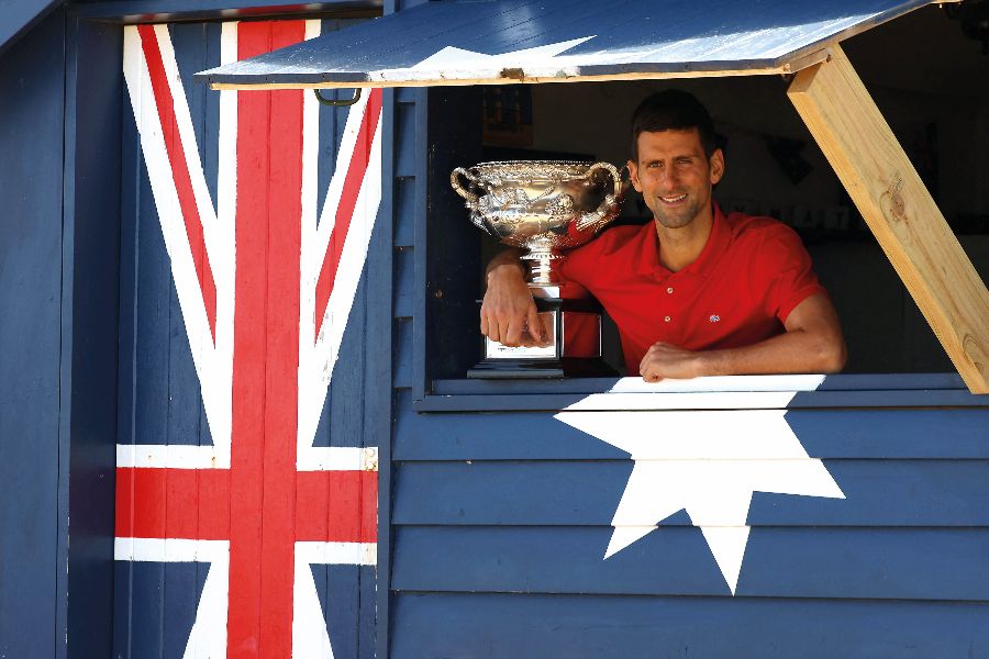 Régi szép idők: Novak Đoković 2021 februárjában az Australian Openen elnyert kupájával <br> Fotó: AFP/PATRICK HAMILTON 