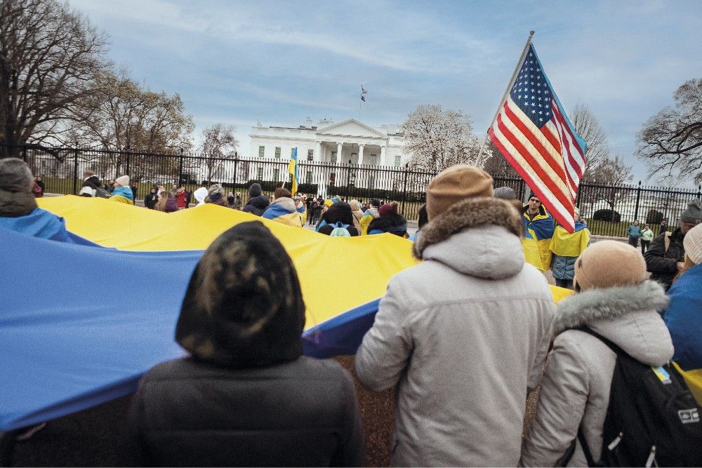 Ukrajna-párti tüntetők Washingtonban, a Fehér Háznál február 25-én <br> Fotó: AFP/Nurphoto/Allison Bailey