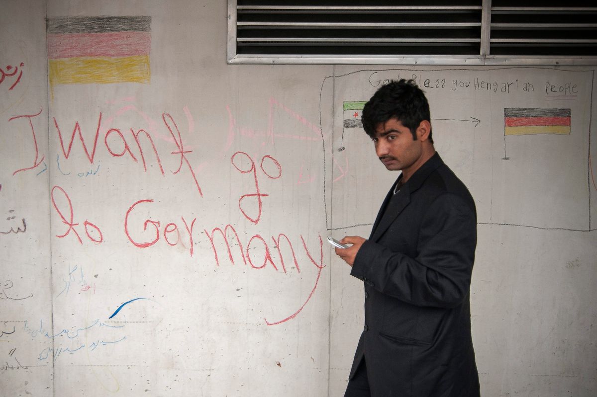 „Németországba akarok menni” és „Isten áldjon benneteket, magyarok” – festette valaki a Keleti aluljáró falára. Fotó: MTI/Somorjai Balázs