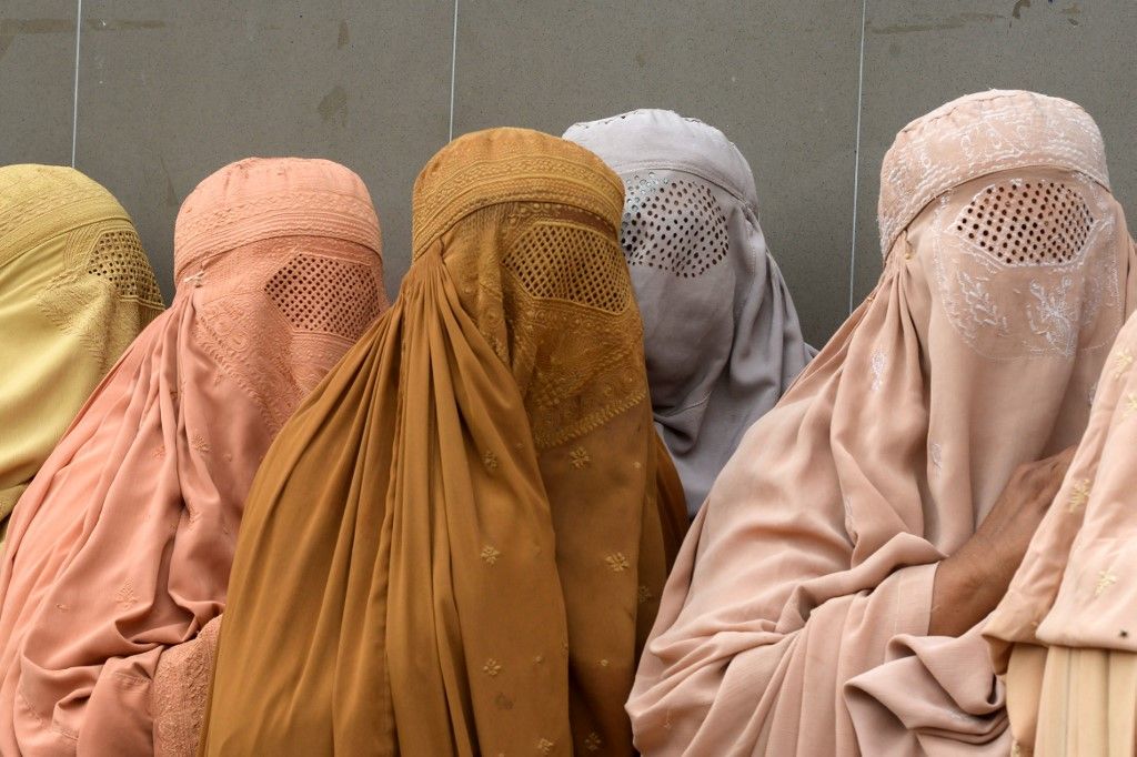 Burkaviselő nők Pakisztánban. Fotó: Abdul MAJEED / AFP