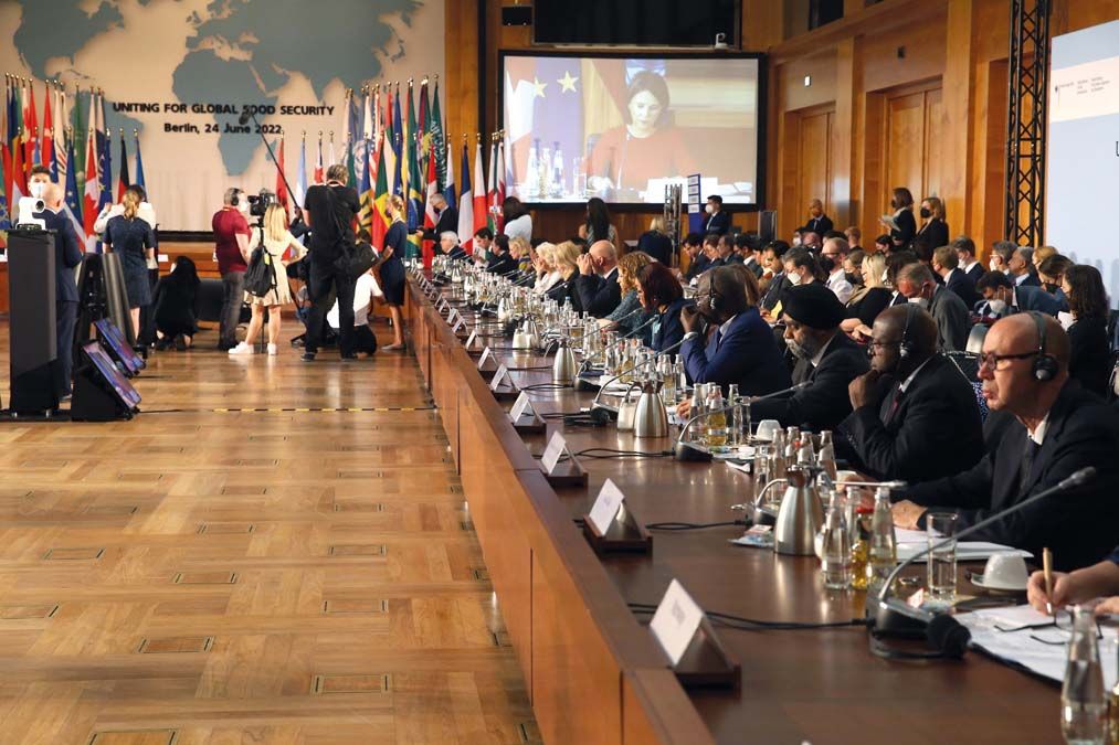 Résztvevők a világ élelmiszer-biztonságáról tartott nemzetközi konferencián Berlinben június 24-én. Az eseményt a német kormány kezdeményezte az ukrajnai háború nyomán fellépő élelmezési válság kezelésére <br> Fotó: MTI / EPA / DDP pool / Mika Savolainen