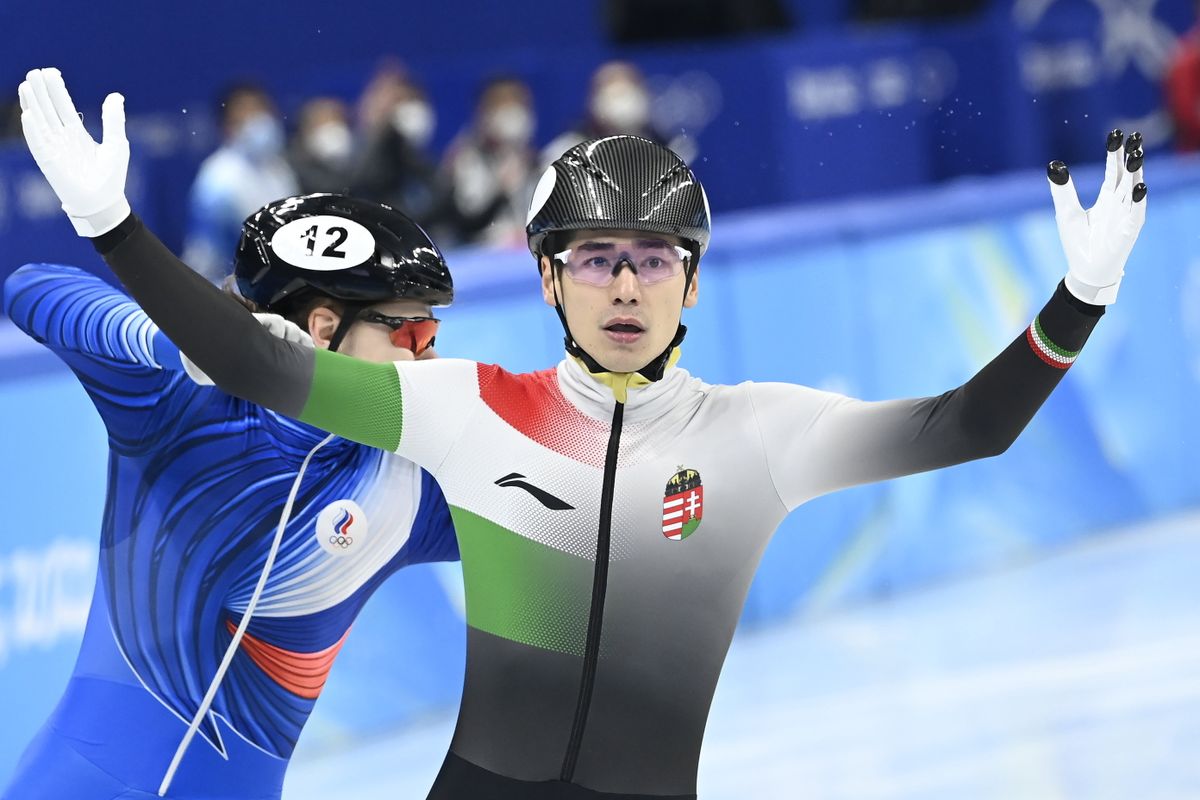 iu Shaoang elsőként ér célba a férfi rövid pályás gyorskorcsolyázók 500 méteres versenyének döntőjében a Fővárosi Fedett Stadionban a pekingi téli olimpián 2022. február 13-án. Mellette a második helyezett orosz Konsztantyin Ivlijev. MTI/Kovács Tamás