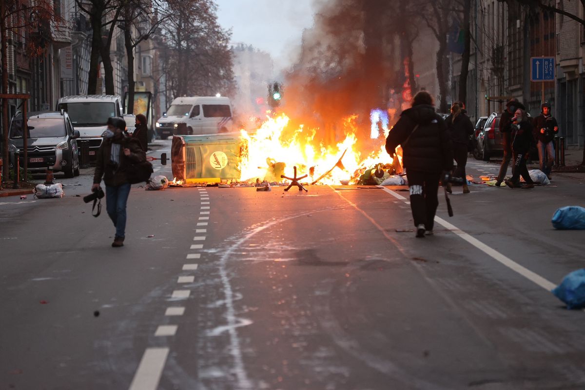 Tüntetés a kötelező oltás és az új járványügyi intézkedések ellen Brüsszelben (Kép: Dursun Aydemir / ANADOLU AGENCY / Anadolu Agency via AFP)