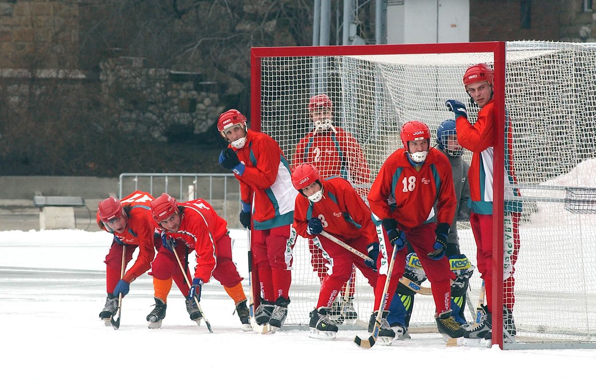 Az Egyesült Államok sikerével fejeződött be Budapesten a jéglabda (bandy) válogatottak városligeti B-csoportos világbajnoksága, miután a döntőben fölényesen 7-0 arányban nyert Fehéroroszország ellen. A magyar együttes a 4. helyen végzett. Fotó: MTI Fotó: Földi Imre