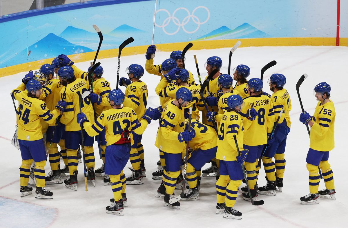 A svéd játékosok ünnepelnek, miután megnyerték a 2022-es téli olimpia férfi jégkorongtornájának negyeddöntőben játszott Svédország - Kanada mérkőzést 2022. február 16-án. Fotó: MTI/EPA/Jerome Favre