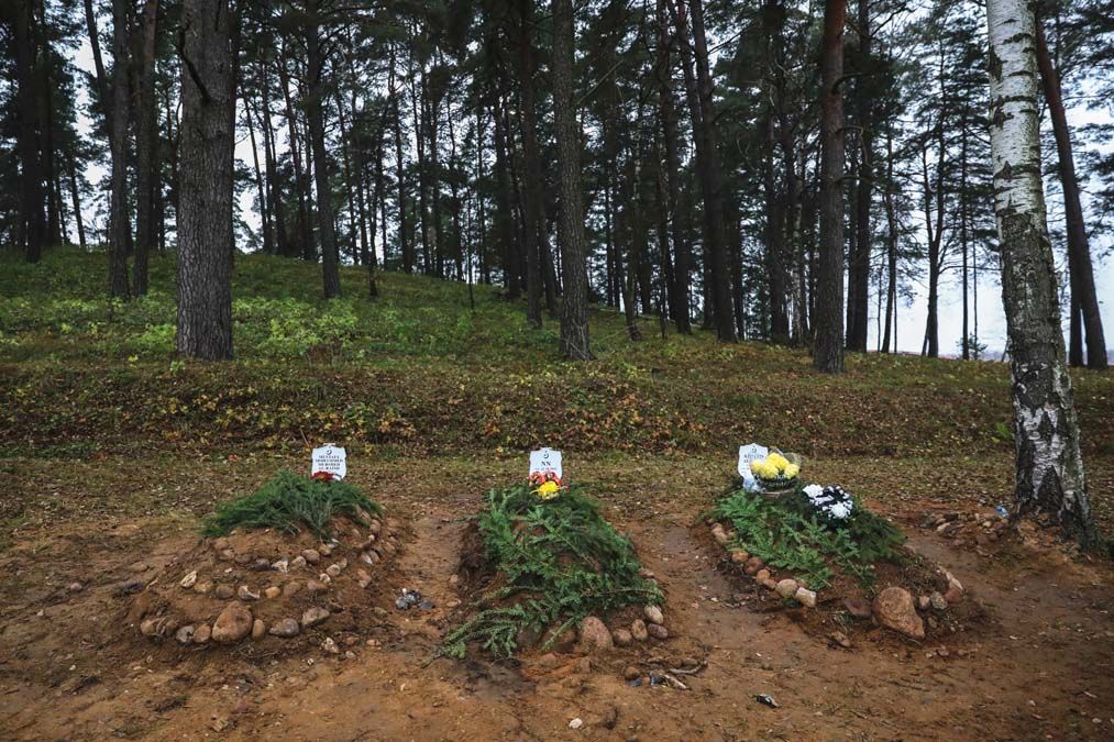 A határ menti erdőkben elhunyt jemeni migránsok sírjai Lengyelországban. <br> Fotó: AFP / NurPhoto / Beata Zawrzel