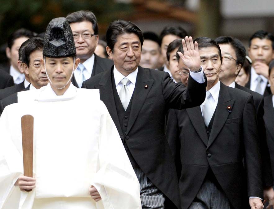 Abe egy sintó pap mögött vonulva az ősi iszei szentélyben.<br>Fotó: REUTERS / Kyodo