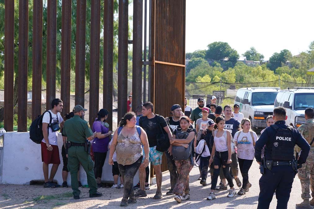 Migránsok előállítása az USA texasi határán május 26-án <br> Fotó: AFP / NURPHOTO / John Lamparski