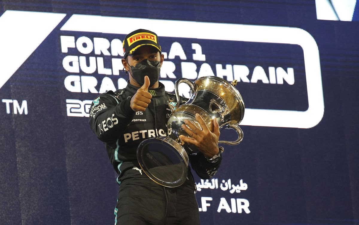 A győztes Lewis Hamilton, a Mercedes brit versenyzője ünnepel a bajnoki trófeával a Forma-1-es autós gyorsasági világbajnokság szezonnyitó Bahreini Nagydíjának eredményhirdetésén a szahíri pályán 2021. március 28-án. MTI/EPA/Valdrin Xhemaj