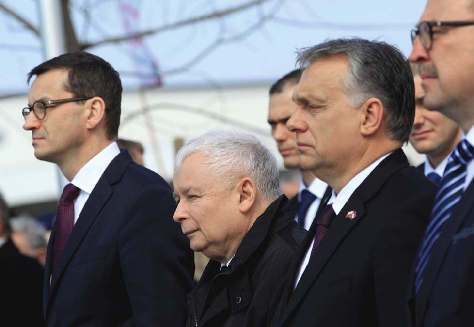 Jarosław Kaczyński Mateusz Morawieckivel és Orbán Viktorral a szmolenszki repülőbaleset budapesti emlékművénél. <br> Fotó: REUTERS / Szabó Bernadett 