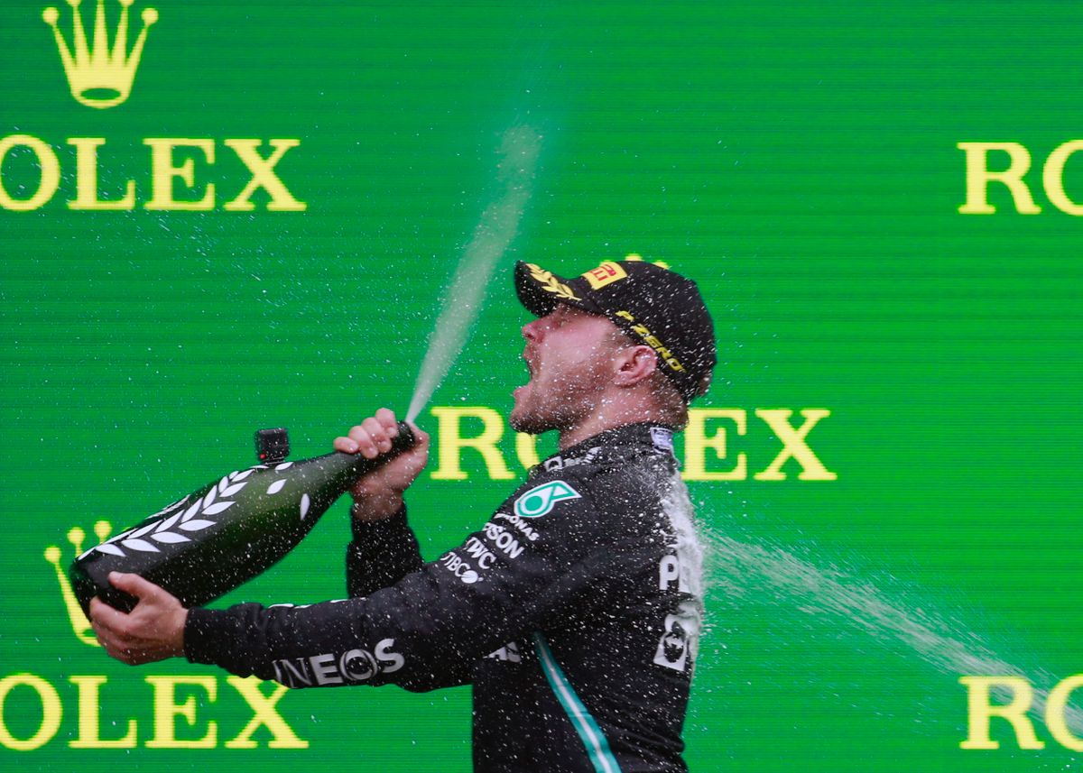 A képen: A győztes Valtteri Bottas, a Mercedes finn versenyzője pezsgővel ünnepel a Forma-1-es autós gyorsasági világbajnokság Török Nagydíjának eredményhirdetésén az isztambuli pályán. Fotó: MTI/AP