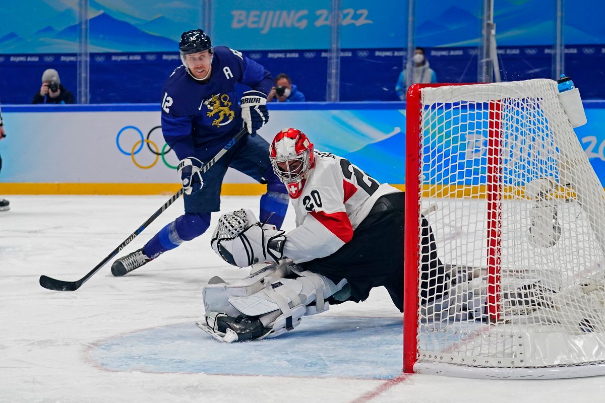 A finn Marko Anttila (b) gólt lő Reto Berra svájci kapusnak a negyeddöntőben játszott Finnország - Svájc mérkőzésen. Fotó: MTI/AP/Matt Slocum