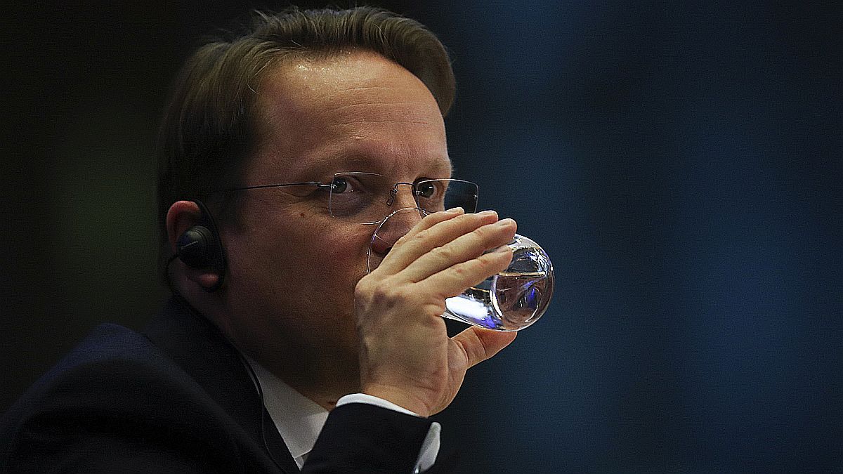 Bevédte az Európai Zsidó Kongresszus Várhelyi Olivért: szerintük elkötelezett a terrorizmus elleni küzdelemben