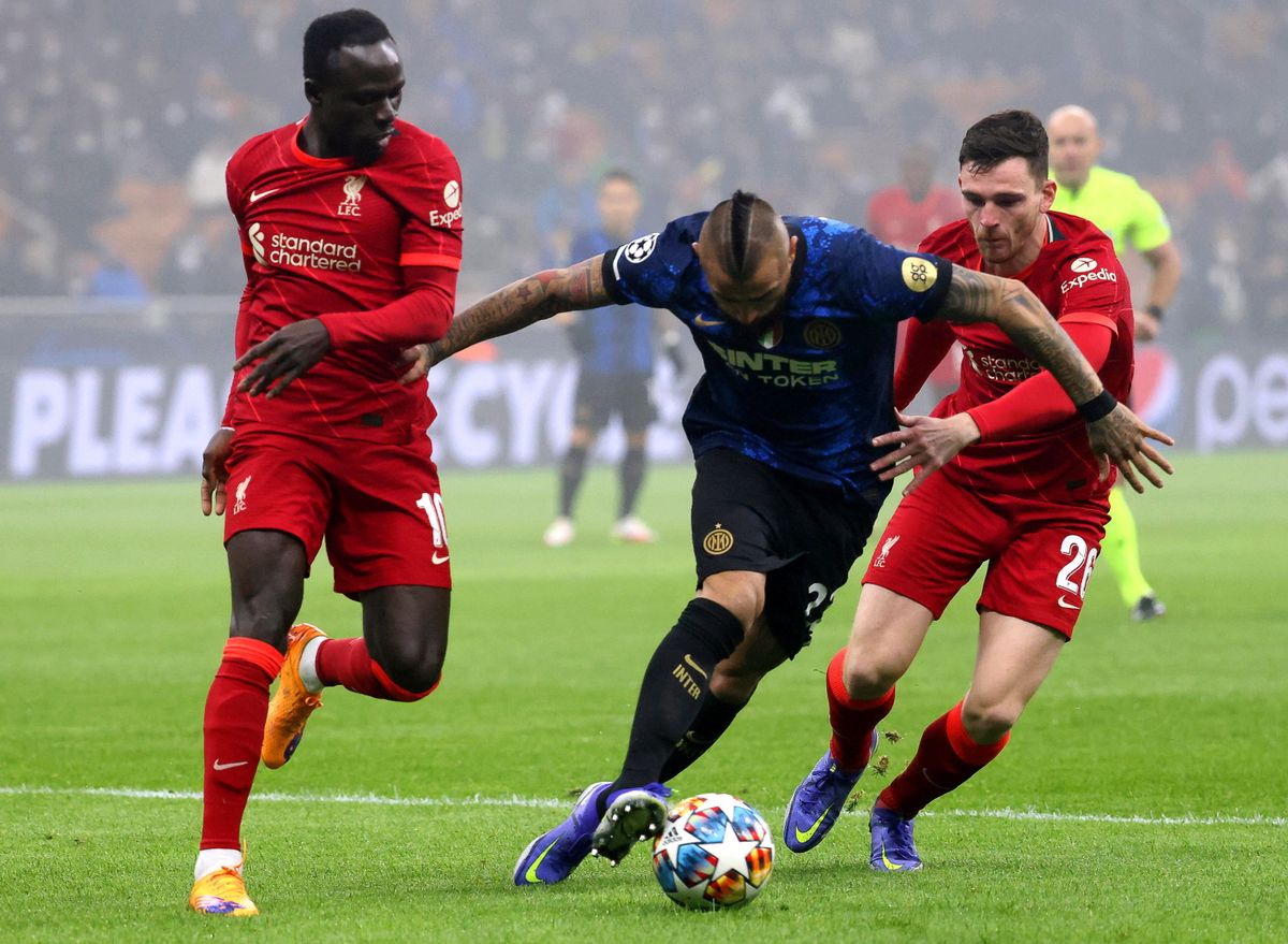 Arturo Vidal (k), az Internazionale, valamint Sadio Mane (b) és Andrew Robertson (j), a Liverpool játékosai a labdarúgó Bajnokok Ligája nyolcaddöntőjében. Fotó: MTI/EPA/ANSA/Matteo Bazzi