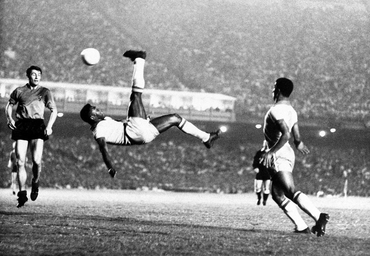 A képen: 1968 szeptemberében készült kép Edson Arantes do Nascimentóról, közismert nevén Pelé brazil labdarúgóról egy meg nem nevezett helyszínen zajló mérkőzésen. A háromszoros világbajnok labdarúgó, a sportág és a sportvilág legendás alakja 82 éves korában, 2022. december 29-én Sao Paulóban elhunyt. MTI/AP