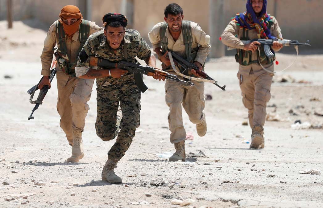 Kurd harcosok Rakkában 2017-ben.<br>Fotó: Reuters / GORAN TOMASEVIC