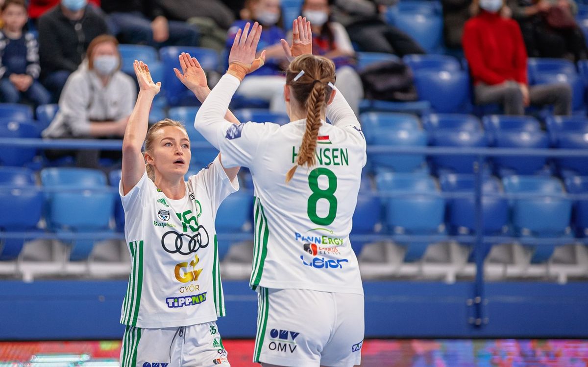 A Győr két kiválósága, a norvég Stine Oftedal (balra) és a dán Anne Mette Hansen (jobbra) elégedetten pacsiznak a CSZKA Moszkva elleni meccsen a Bajnokok Ligájában. Európai Kézilabda-szövetség (EHF)