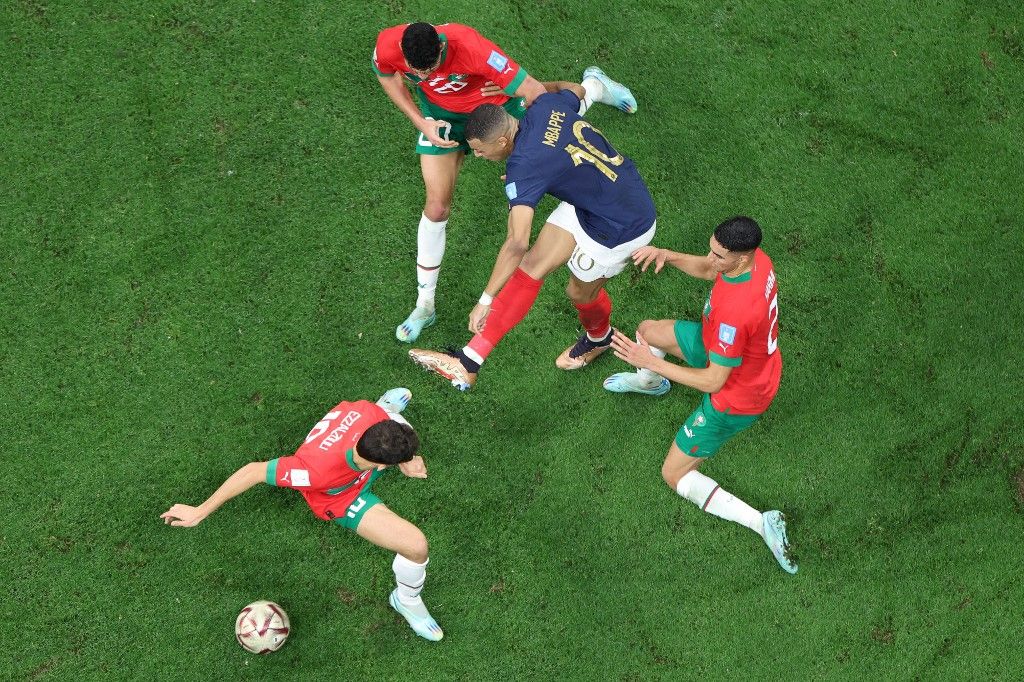 Mbappe a második gól előtt átveri a teljes marokkói védelmet. Fotó: Giuseppe CACACE / AFP