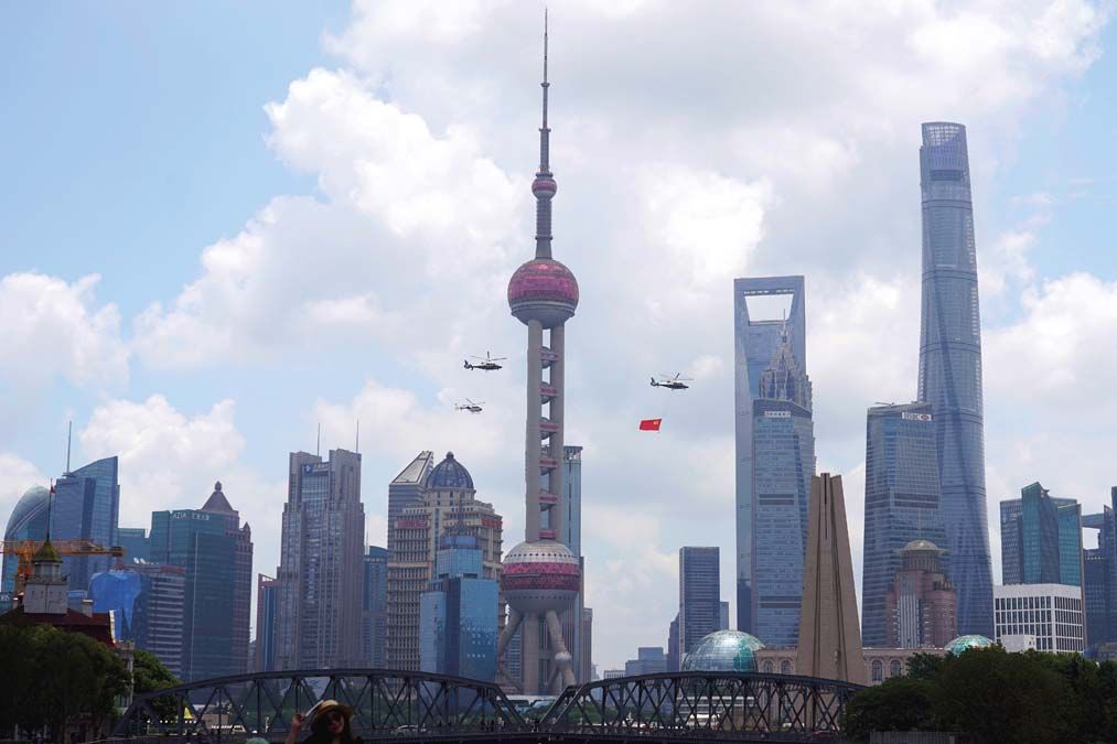 Ünnepi helikoptervonulás Sanghaj felhőkarcolói előtt<br>Fotó: REUTERS / Aly Song