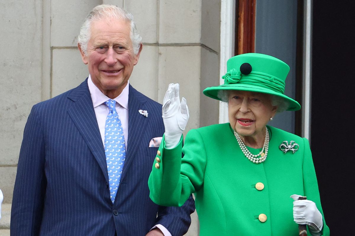 II. Erzsébet királynő és Károly walesi herceg integetnek a Buckingham palota erkélyén az uralkodó platina évfordulós ünnepségén 2022. június 5-én   (forrás: HANNAH MCKAY / POOL / AFP)