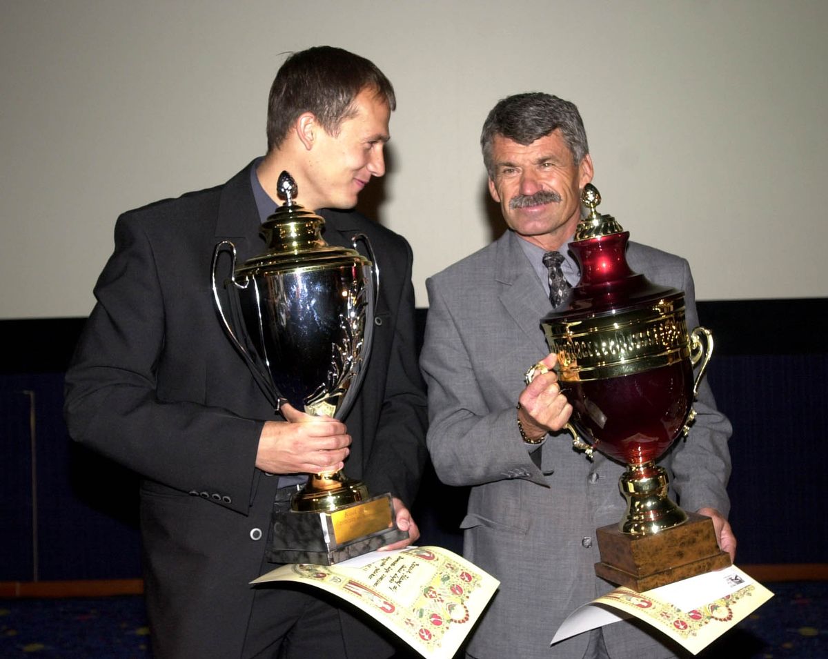 A Ferencvárossal elért aranyérem Sebes Gusztáv-díjat ért Csank Jánosnak, mellette Szűcs Lajos, aki a bajnokság legjobb játékosa lett. Fotó: MTI/Soós Lajos