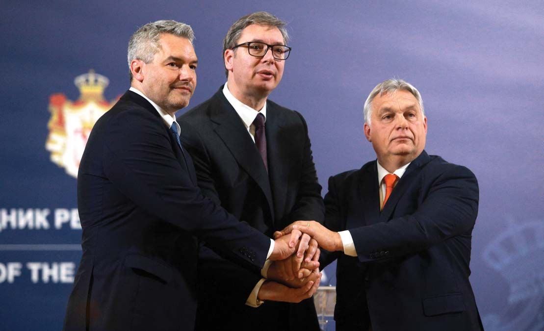 Aleksandar Vučić, Karl Nehammer osztrák kancellár és Orbán Viktor egy 2022. novemberi, illegális migráció elleni fellépésről szóló találkozón <br> Fotó: AFP / Milos Miskov / ANADOLU AGENCY