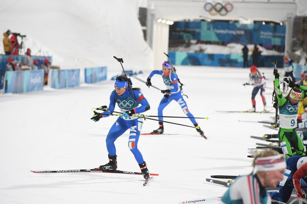 Az olasz Dorothea Wierer (b) és honfitársa, Lisa Vittozzi a phjongcshangi téli olimpia női biatlonosok 12,5 kilométeres tömegrajtos versenyében. Fotó: MTI/EPA/Vaszil Donyev