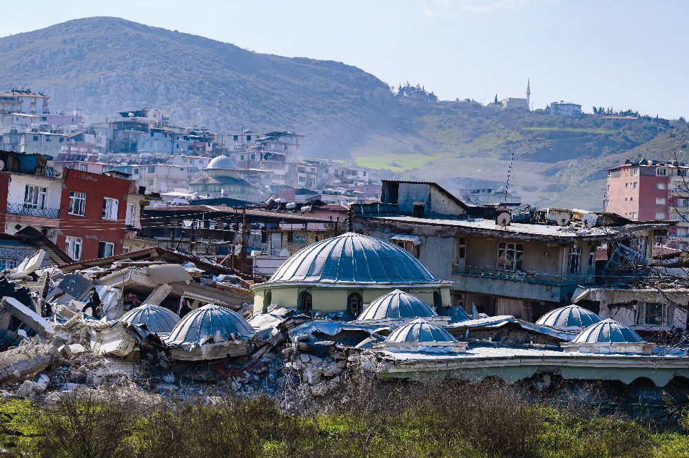 Mecset és házak romjai Hatayban a február 6-ai földrengés után <br> Fotó: AFP/Yasin Akgul
