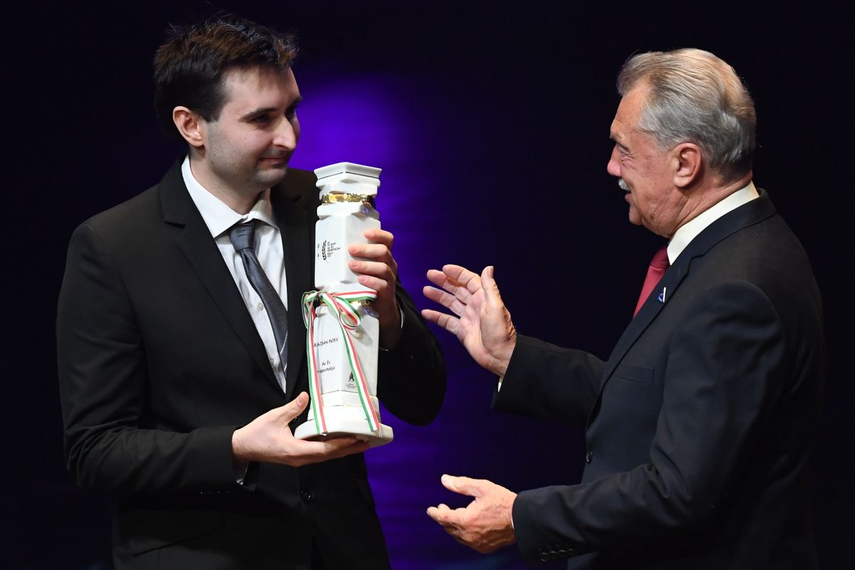 Blazsán Patrik (b) átveszi az Év E-sportolója díjat Farkas Bertalan űrhajóstól. Fotó: MTI/Illyés Tibor