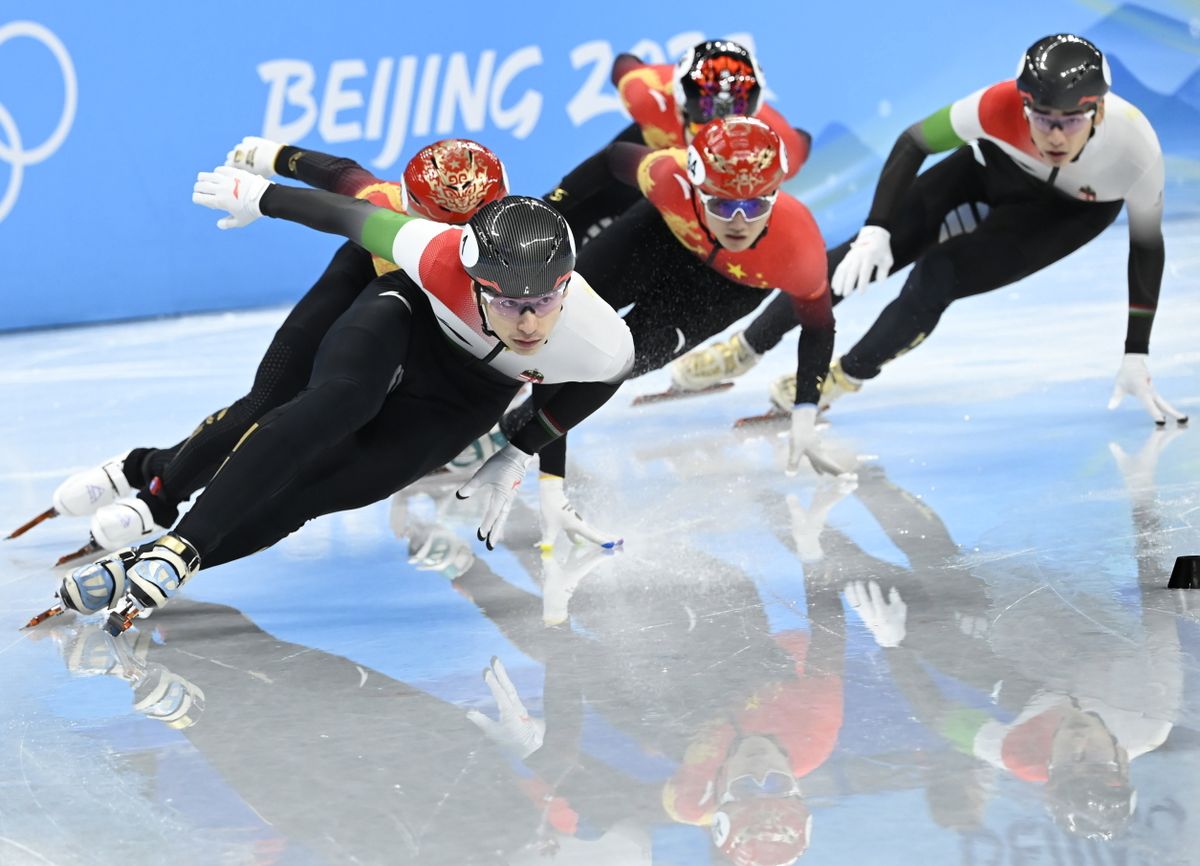 A későbbi harmadik helyezett Liu Shaoang (elöl) és Liu Shaolig Sándor (hátul) a férfi rövid pályás gyorskorcsolyázók 1000 méteres versenyének döntőjében a Fővárosi Fedett Stadionban a pekingi téli olimpián 2022. február 7-én. MTI/Kovács Tamás