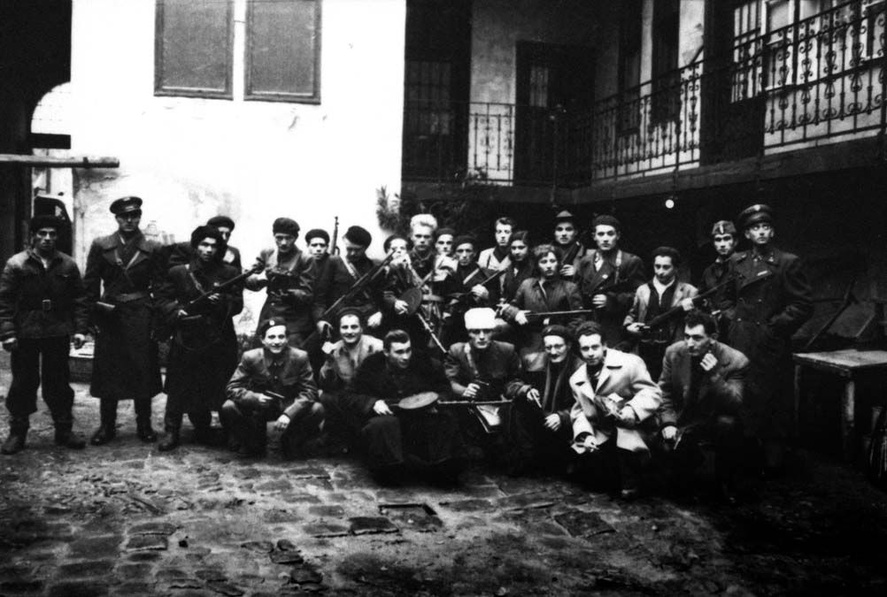 Corvin közi felkelők egy csoportja november 3-án, Wittner Mária az álló sorban jobbról a hetedik.<br>Fotó: MTI / Reprodukció