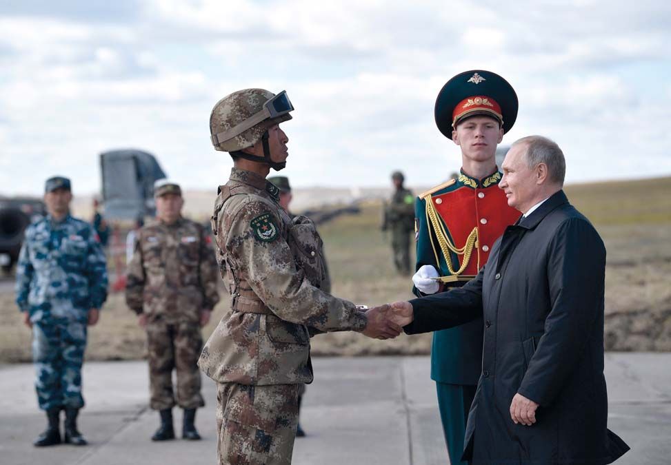 Vlagyimir Putyin a kínai Népi Felszabadító Hadsereg katonáját köszönti a Vosztok 2018 nevű hadgyakorlaton. <br> Fotó: MTI / EPA / Szputnyik / Elnöki sajtószolgálat / Alekszej Nyikolszkij