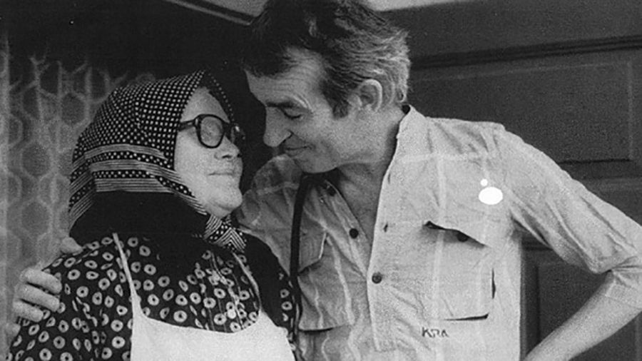 Édesanyjával, Marka nénivel a szülői ház tornácán 1981-ben <br> Fotó: Huszárik Zoltán Alapítvány