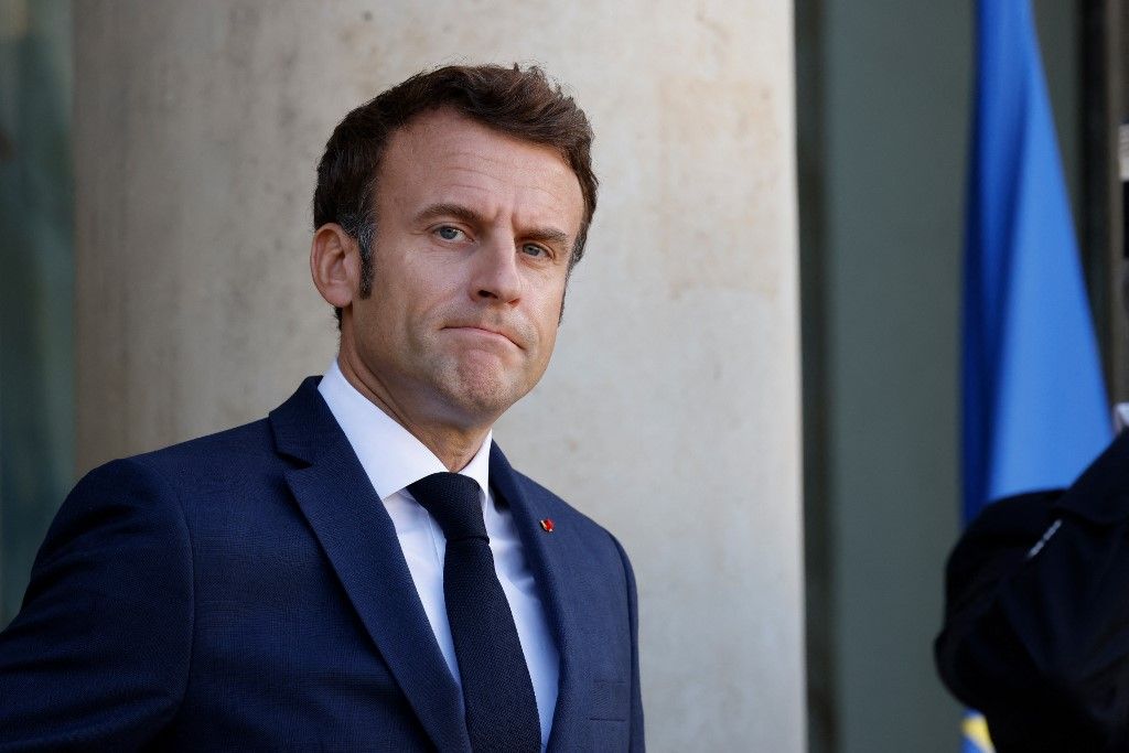 Beszédes Emmanuel Macron arckifejezése – a kép közvetlenül azelőtt készült róla, hogy Olaf Scholz autója megérkezett volna az Elysée-palotába. Fotó: Ludovic MARIN / AFP