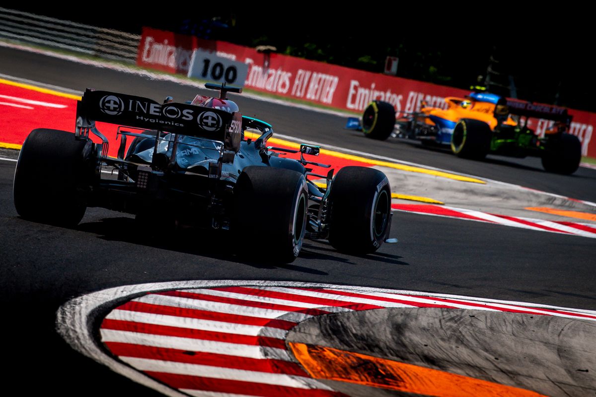 A képen: a Mercedes és McLaren párharca a sikánnál. Fotó: Makai Gergely / MGR Images / Hungaroring