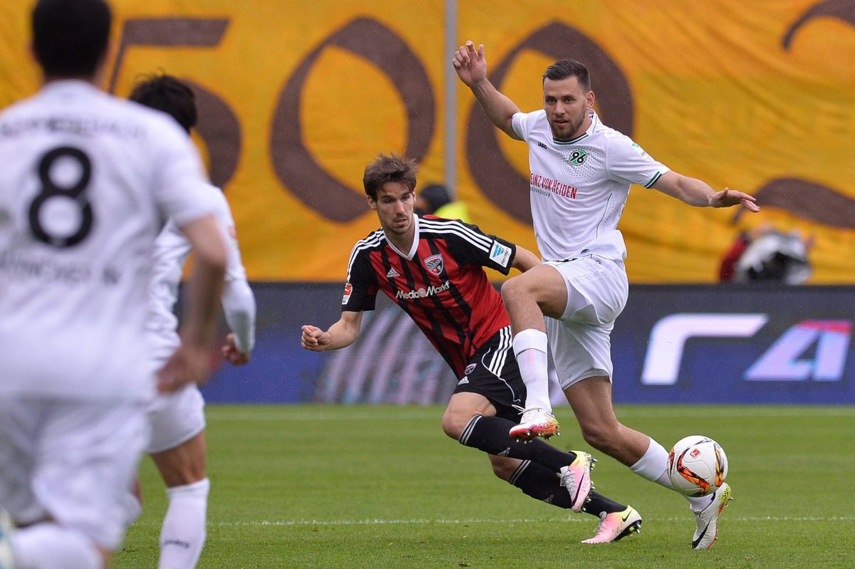 Szalai Ádám, a Hannover 96 (j) és Romain Bregerie, az FC Ingolstadt játékosa a 2016. április 23-i mérkőzésen az ingolstadti Audi Sportparkban. Fotó: MTI/EPA/Lukas Barth