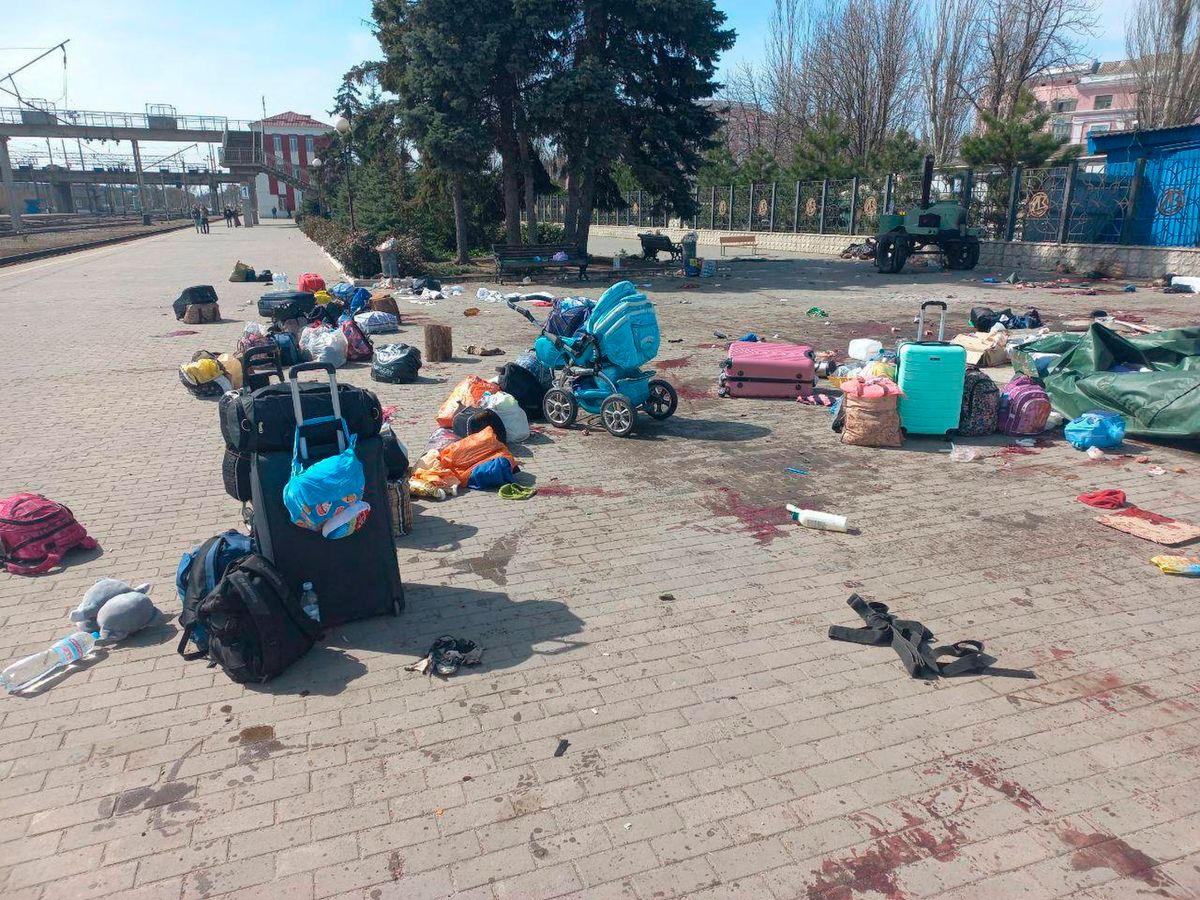 Kramatorszk, 2022. április 8. <br> A Volodimir Zelenszkij ukrán elnök Telegram-oldalán közzétett fénykép véres térkőről, csomagokról és egy babakocsiról egy peronon a kelet-ukrajnai Kramatorszk vasútállomását ért rakétatámadást követően 2022. április 8-án. Két orosz rakéta csapódott be a vasútállomásnál, a támadásban több mint harmincan életüket vesztették és több mint százan megsebesültek. <br> MTI/AP/Volodimir Zelenszkij ukrán elnök Telegram-oldala