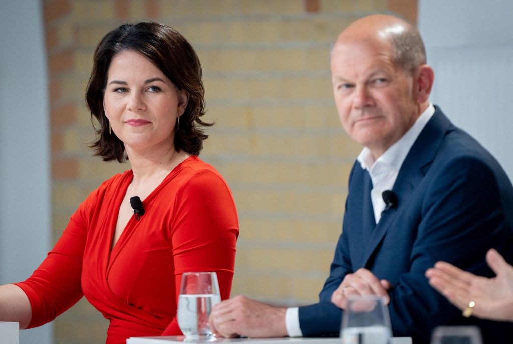 Fej fej mellett: Annalena Baerbock és Olaf Scholz, az SPD kancellárjelöltje. Fotó: KAY NIETFELD / DPA / dpa Picture-Alliance via AFP