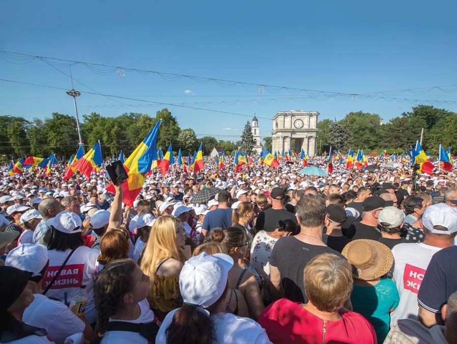 Kormányellenes tüntetés Kisinyovban június 19-én – a gazdasági helyzet, a növekvő infláció miatt nagy a társadalmi elégedetlenség <br> Fotó: mti / EPA / Dumitru Doru  