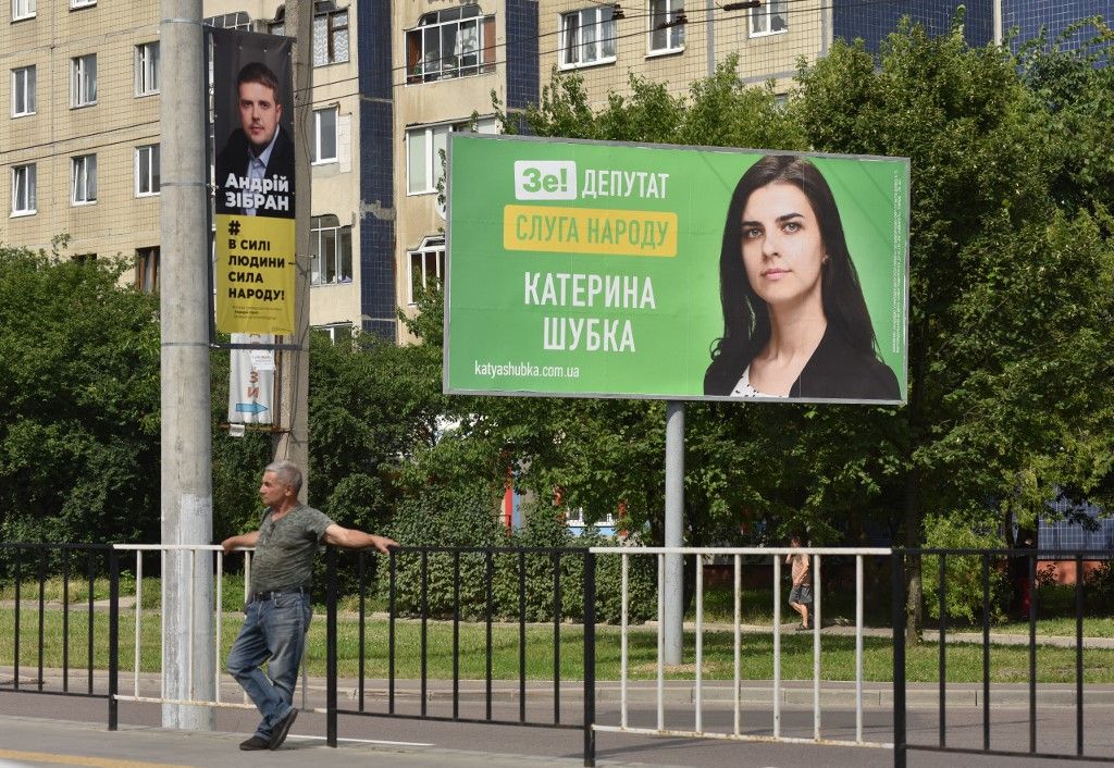 Választási kampány Lembergben, 2019-ben. A körzetet egyébként nem a képen látható jelöltek egyike, hanem a liberális Holosz törpepárt jelöltje, Natalija Pipa vitte el. A kampányt követően mind Andrij Zibran (b), mint a Zelenszkij-párti Katyerina Subka eltűnt a süllyesztőben, ahogy az gyakran megesik a választásokon alulmaradt „politikusokkal” Ukrajnában. Fotó: Stringer / Sputnik / Sputnik via AFP