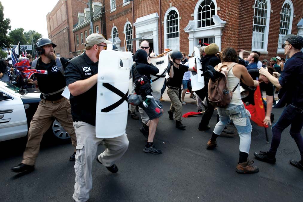 A 2017. augusztusi charlottesville-i összecsapás szélsőjobbos és szélsőbalos tüntetők között.<br>Fotó: REUTERS / Joshua Roberts