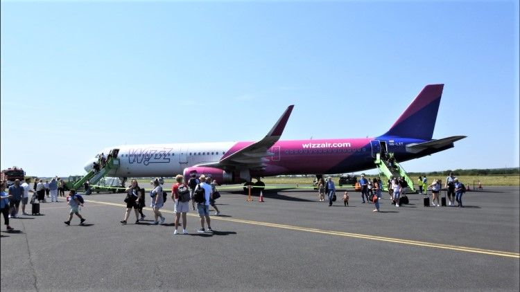 A Wizz Air légitársaság Airbus A321-es repülőgépe a Hévíz Balaton Airporton. Népszerű az új járat. Fotó: LHSM Spotter Team, Facebook.