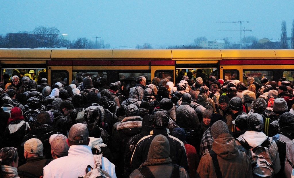 Az Ostkreuz S-Bahn-állomás csúcsidőben. Fotó: JOHANNES EISELE / AFP