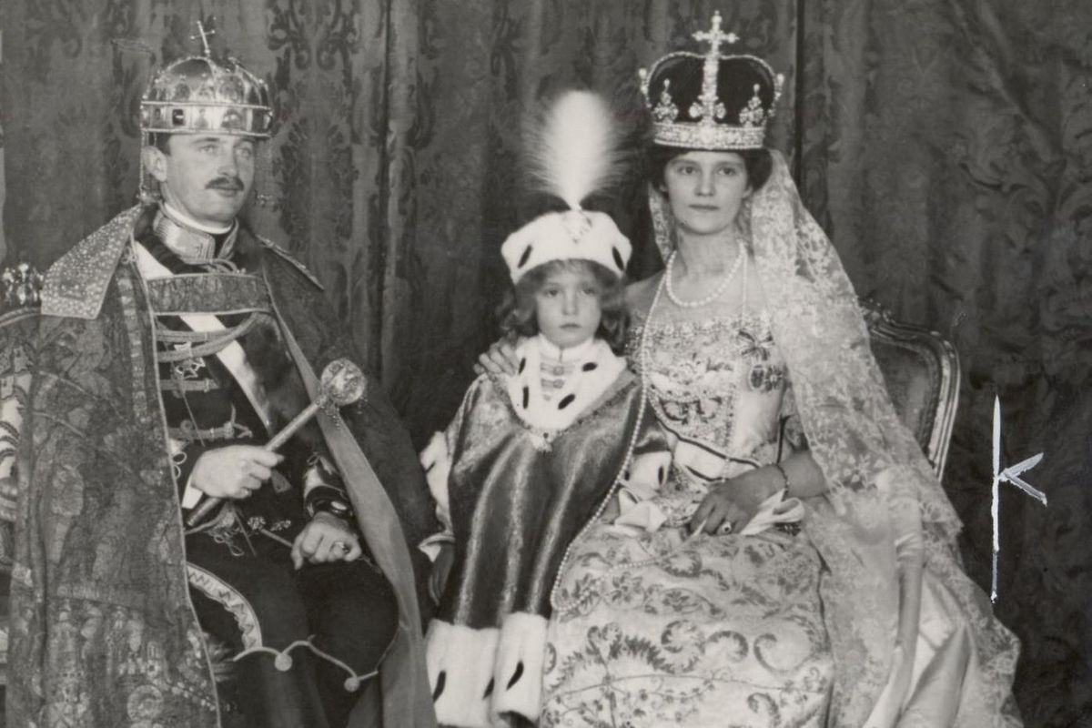 IV. Károly király, Zita királyné és Ottó herceg az 1916-os koronázáskor