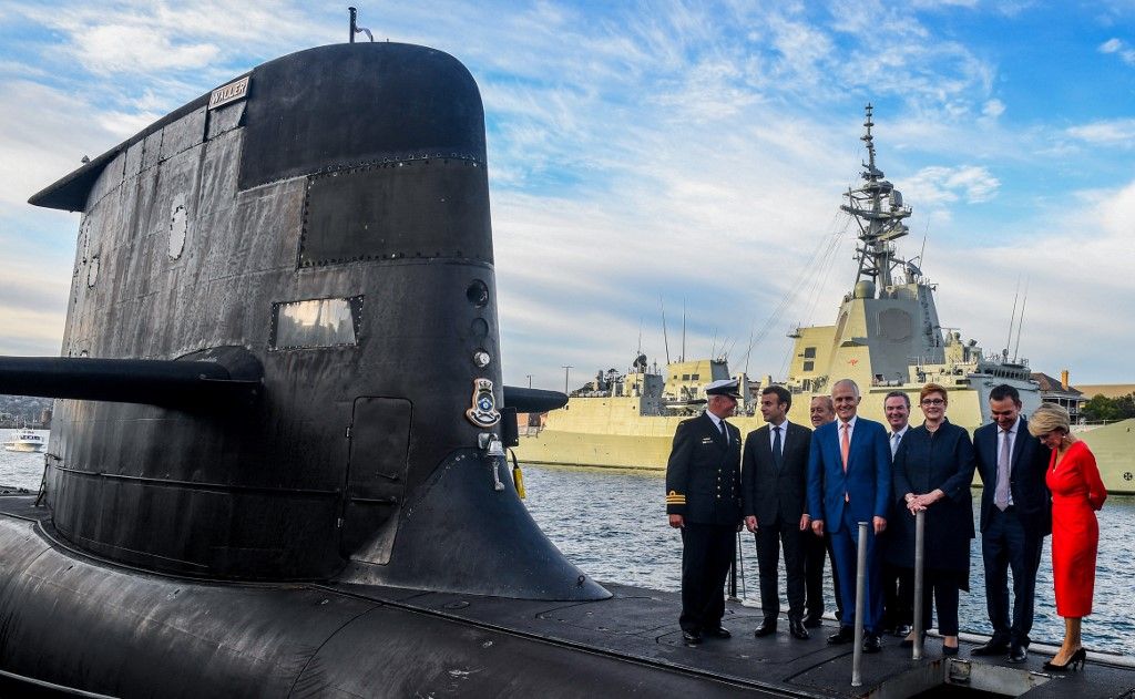 Itt még minden rendben volt: Emmanuel Macron és Malcolm Turnbull ausztrál miniszterelnök (középen) egy ausztrál tengeralattjárón a francia elnök hivatalos látogatásán, 2018-ban. Fotó: BRENDAN ESPOSITO / POOL / AFP