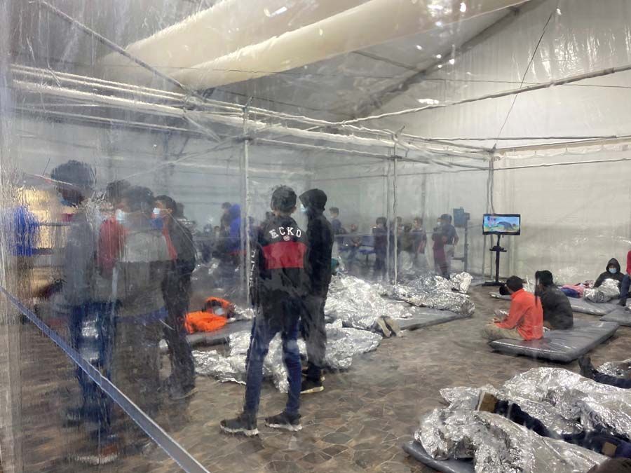 Ideiglenes hatósági tartózkodási hely  a migránsok részére  a texasi Donnában.<br>Fotó: REUTERS / Henry Cuellar texasi képviselő fotója