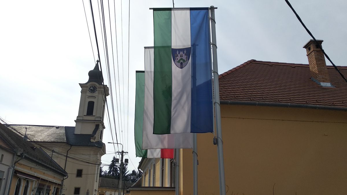 Visegrádi zászlók lobognak a Polgármesteri Hivatal előtt.