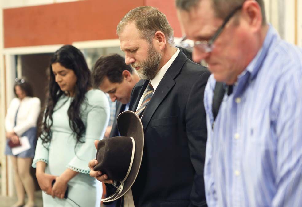 Ammon Bundy (középen) imádkozik az általa szervezett húsvéti istentiszteleten.<br>Fotó: REUTERS / Jim Urquhart